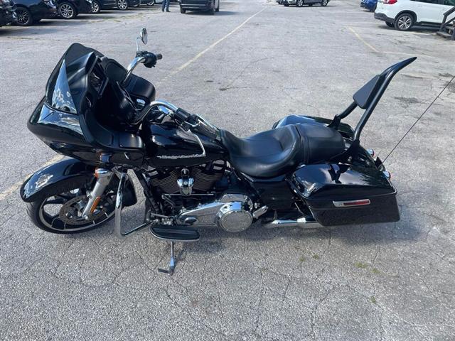 $16500 : 2020 Harley-Davidson Road Gli image 2