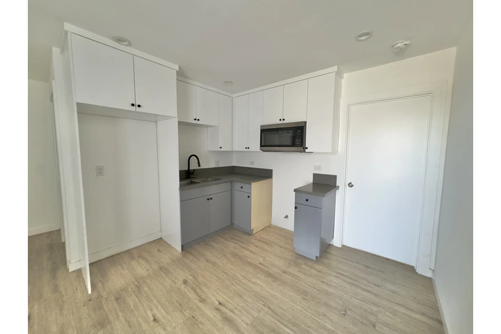$2000 : 1-BED APARTMENT • CRENSHAW BLV image 2