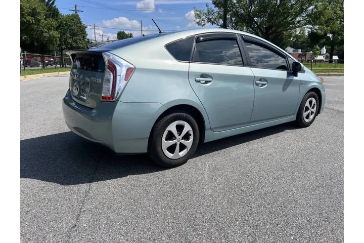 $10900 : 2014 Prius Four image 6