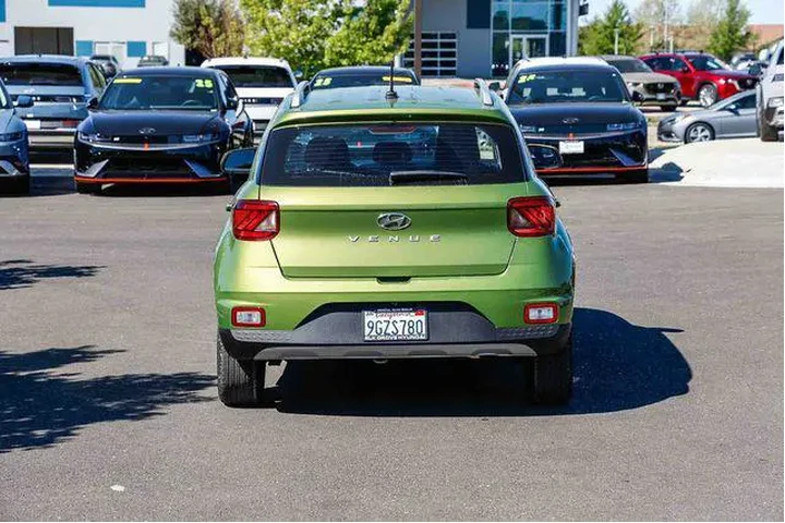 $20491 : Hyundai VENUE 2023 SEL 4dr C image 4