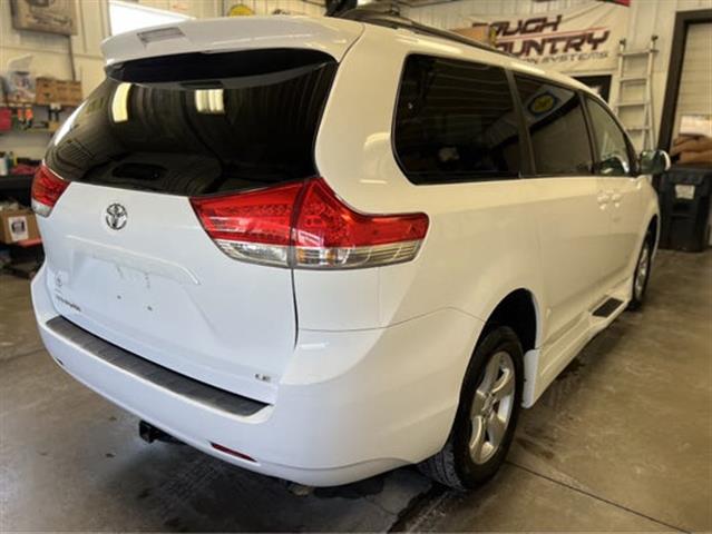 $18900 : 2011 Sienna LE AAS image 6