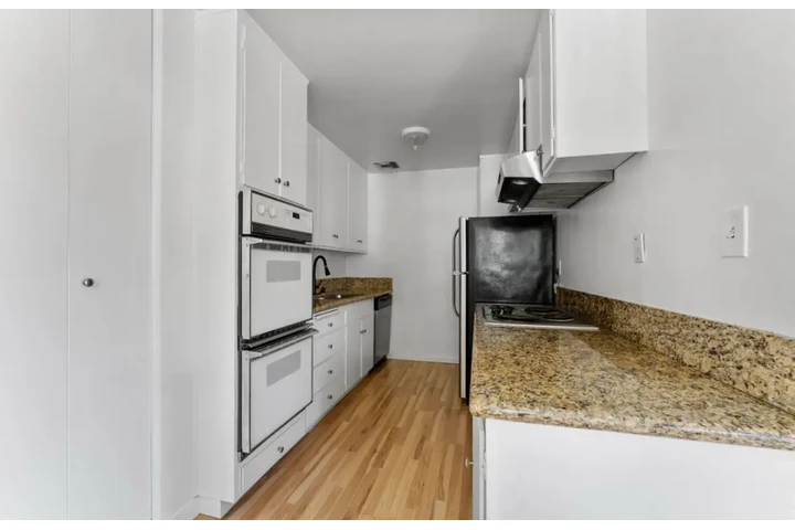 $1900 : 2 Bed Apartment in Central LA image 5