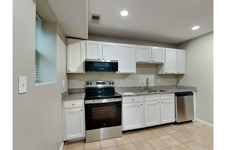 $1380 : Available Apartments All In On image 4