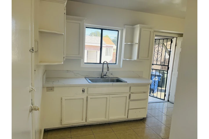 $3000 : casa de 3 rec southgate image 5