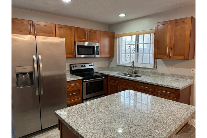 $800 : Nice Home...Miami FL image 5
