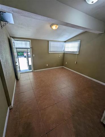 $1000 : beutiful 1 bedroom 1 bathroom image 2