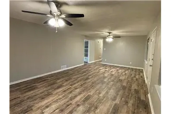$1100 : Rental property with 3 bedro image 8