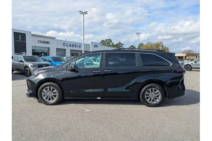 $39995 : Toyota Sienna 2024 XLE 8-Pas image 8
