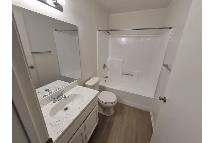 $2200 : South Towers Bonnie Brae image 4