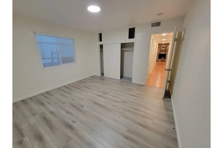 $1000 : Esta casa de 2 dormitorios y 1 image 2