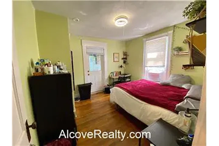 $3900 : Rental property with 3 bedro image 5