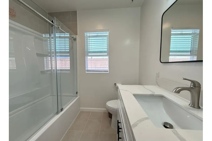 $2475 : 3Bed/2Bath Home in West Adams image 10