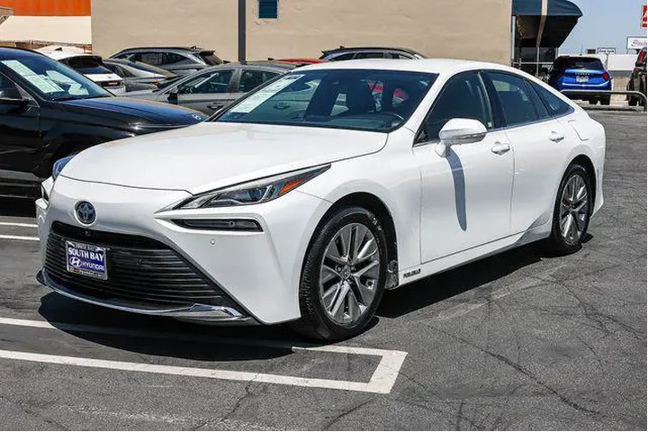 $9898 : Toyota Mirai 2022 XLE 4dr Se image 3
