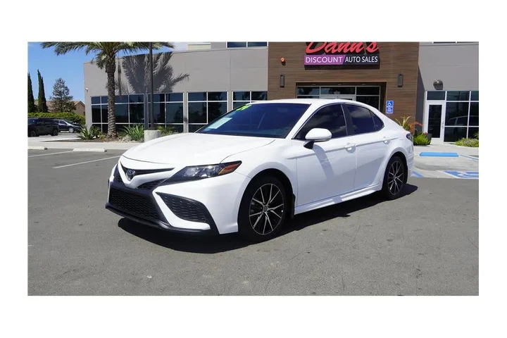 $28984 : 2024 Camry SE Sedan 4D image 2