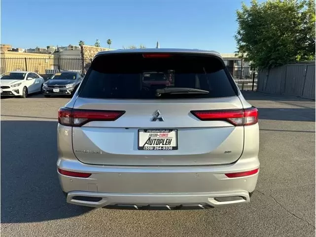 2023 Outlander SE image 5