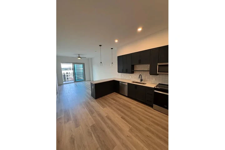 $1100 : Apto 1H con parking privado image 3