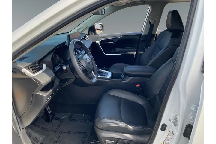 $35484 : Toyota RAV4 2024 AWD XLE Pre image 9