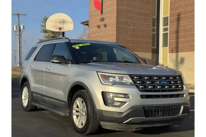 $10999 : 2017 Explorer XLT image 4