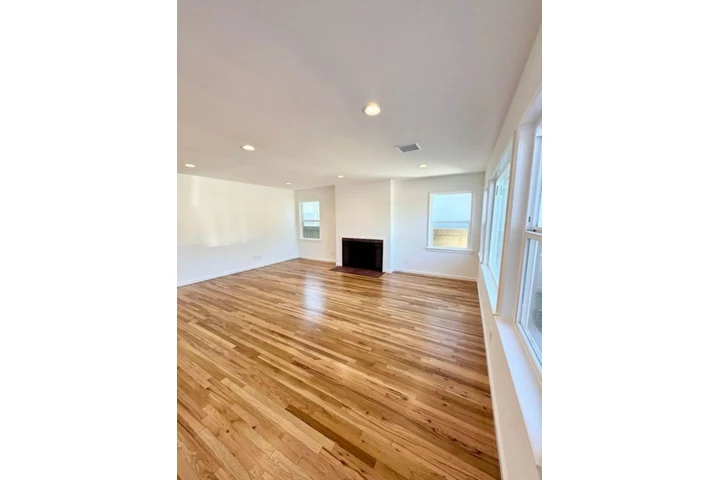 $2000 : 2 Bedroom House in Los Angeles image 2