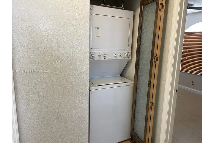 $800 : Beautiful Home...Hialeah, FL image 7