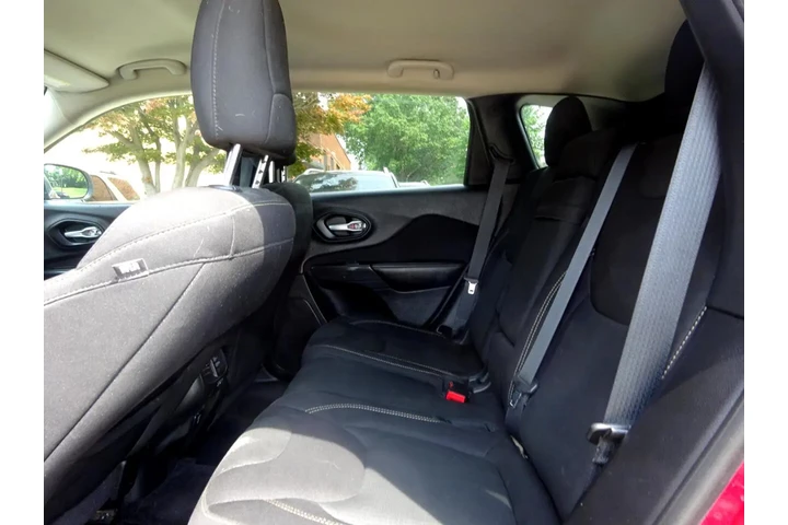 $7900 : 2016 Cherokee 4WD 4dr Latitude image 9