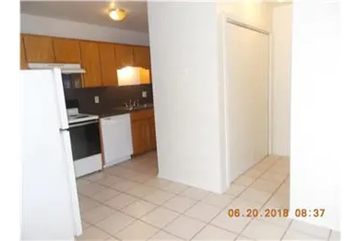 $900 : Rental property with 3 bedro image 5