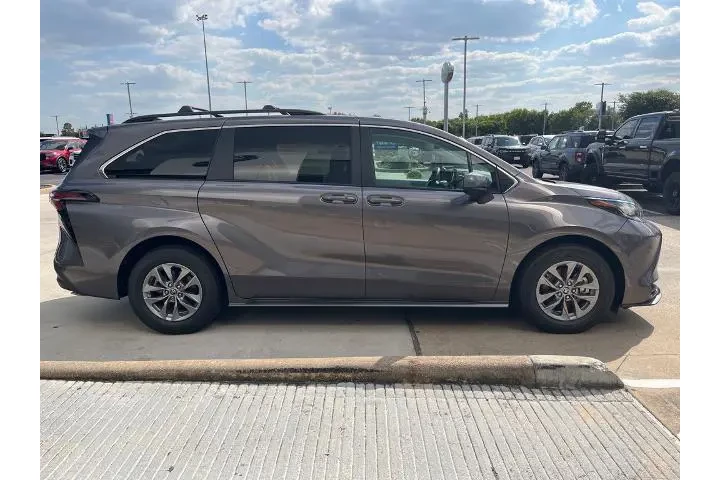 $35491 : Toyota Sienna 2023 LE 8-Pass image 4