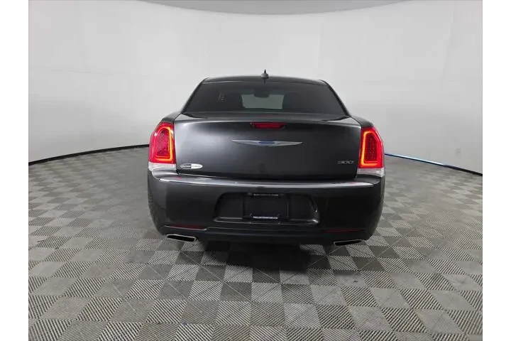 $25998 : Chrysler 300 2023 Touring 4d image 7