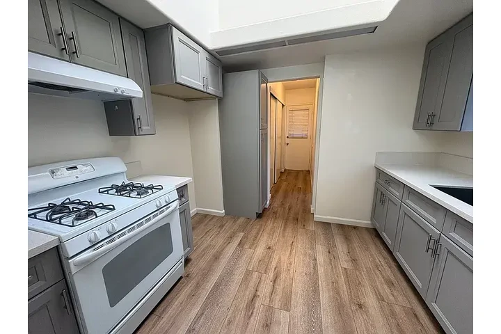 $800 : Remodeled kitchen and bathroom image 9