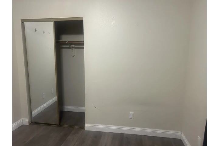 $1000 : Cuarto con closet image 3