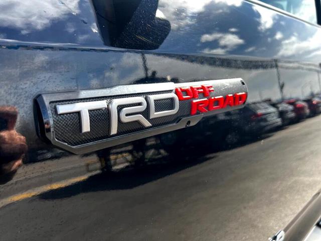 2017 Tundra 4WD Limited CrewM image 9