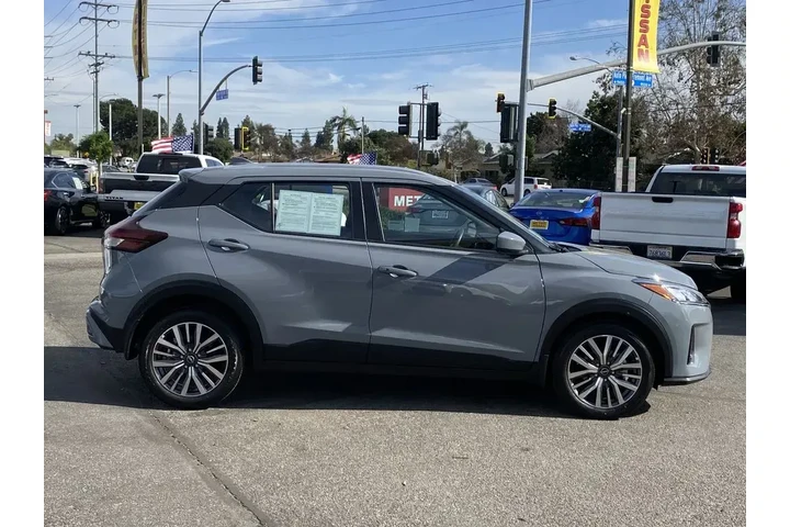 $18999 : Nissan Kicks 2024 SV 4dr Cro image 2