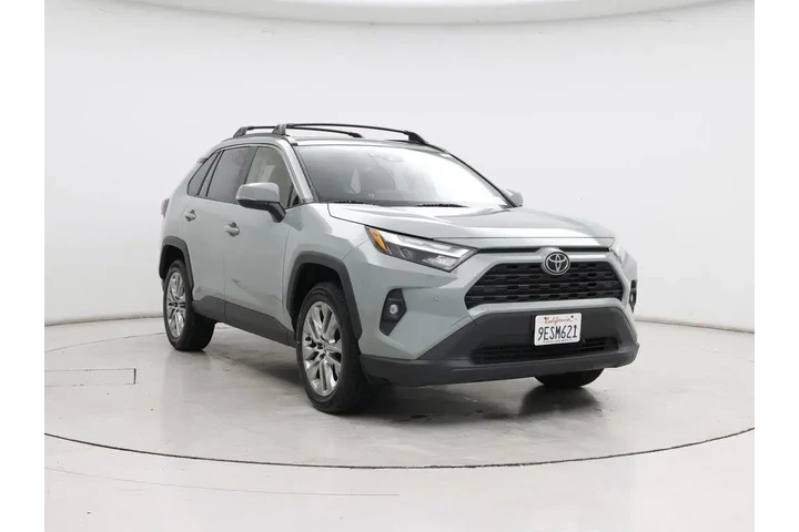 $31998 : Toyota RAV4 2023 AWD XLE Pre image 1