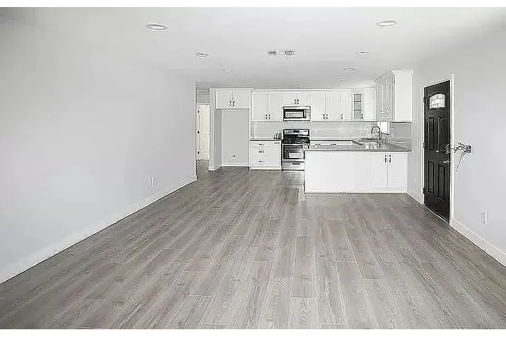 $1800 : Step into comfort and style wi image 5