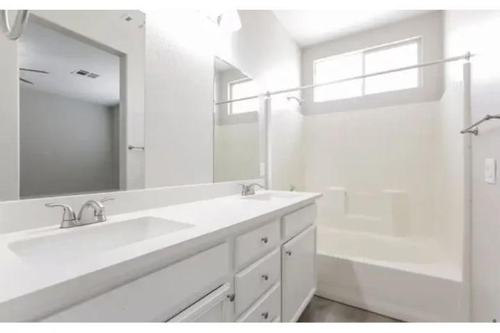 $2300 : Available 3bed/2bath in NV USA image 3