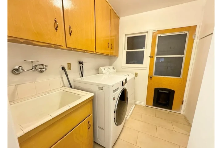 $2455 : 3 Bed House in Huntington Park image 8