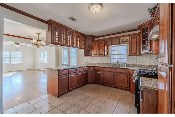 $1200 : 2 bedroom house in Dallas, TX image 3