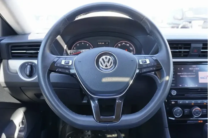 $18988 : Volkswagen Passat 2022 SE 4d image 10