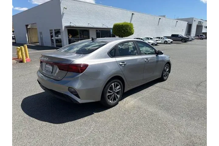 $18972 : Kia Forte 2023 LXS 4dr Sedan image 10