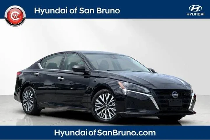 $18382 : Nissan Altima 2024 2.5 SV 4d image 1