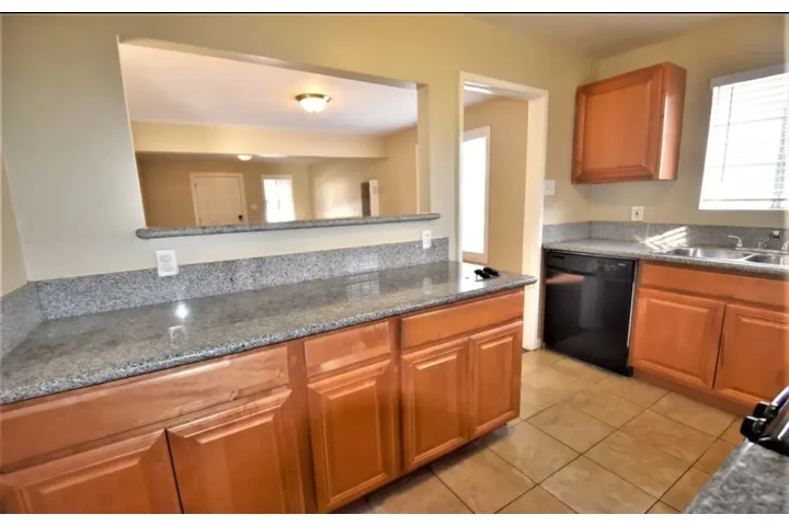 $2500 : Available 2Bed 1Bat in LA image 2
