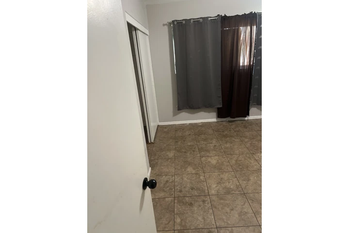 $1200 : Se renta cuarto con baño image 1