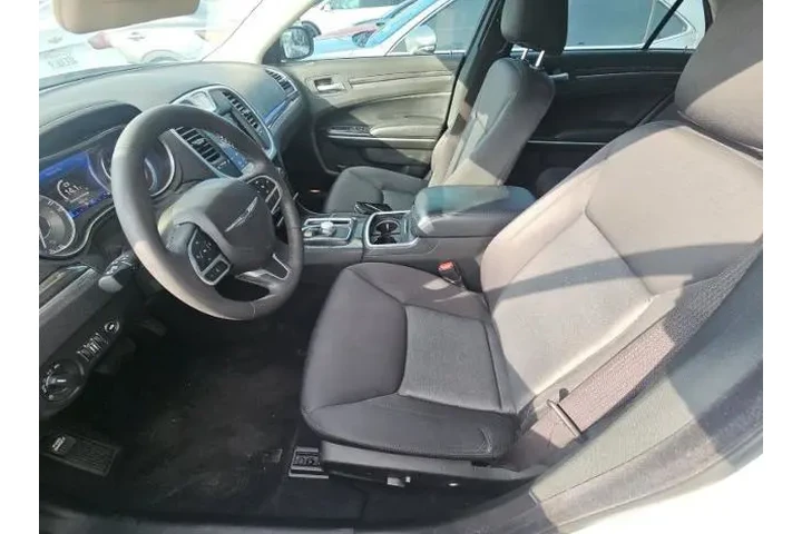 $26400 : Chrysler 300 2022 Touring 4d image 7