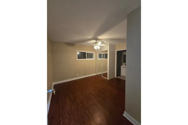 $1650 : Huntington Park - 3 Bed / 2 image 6