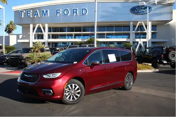 $31530 : Chrysler Pacifica Hybrid 202 image 2