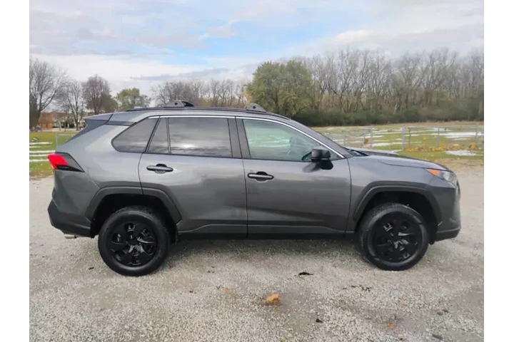 $15997 : 2019 RAV4 LE image 9