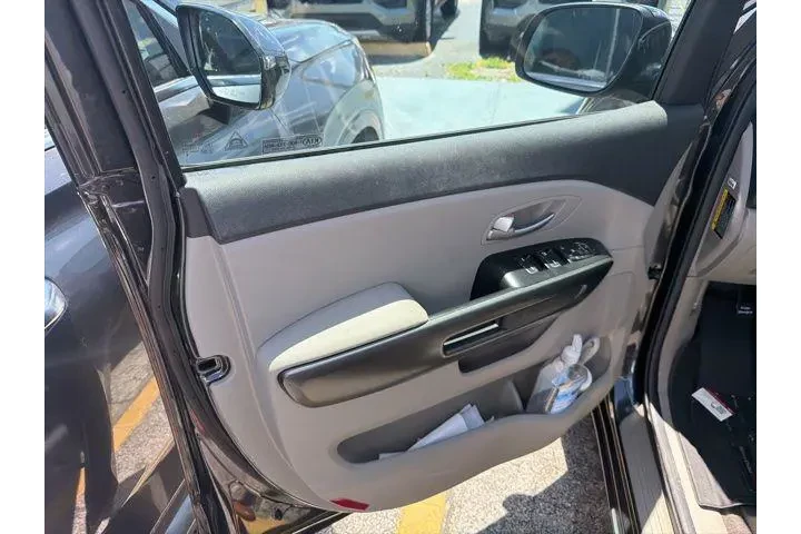 $15990 : Kia Sedona 2020 LX 4dr Mini- image 9