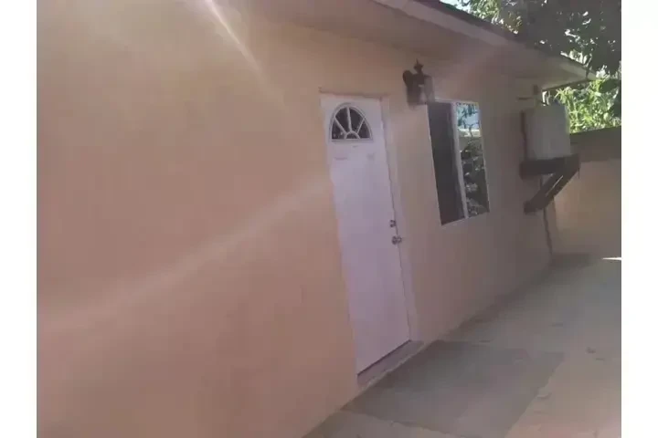 DOWNEY RENTO CUARTO CON BAÑO image 7