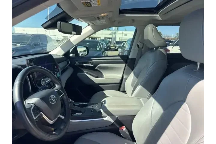 $37655 : Toyota Highlander 2024 LE 4d image 7