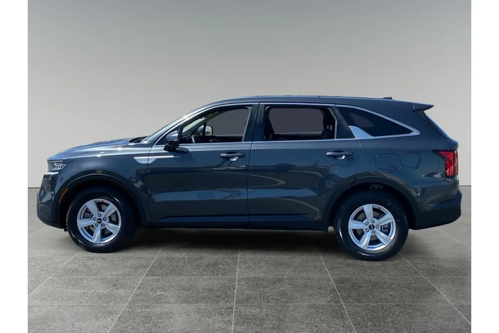 $29850 : Kia Sorento 2023 LX 4dr SUV image 2